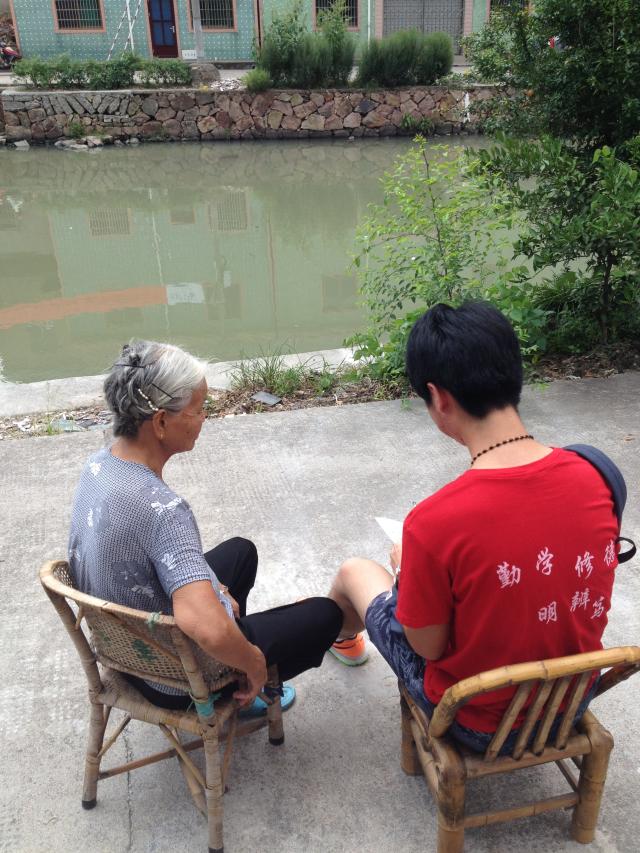 实践团成员与居民进行交谈 实践团成员与居民进行交谈